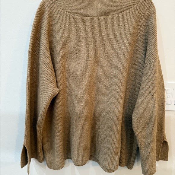 Banana Republic Women's V-Neck Sweater in Warm Tan - Picture 2 of 11